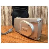 This item is an Olympus Camedia D-550 Zoom digital camera Untested