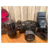 This item is a vintage Minolta X-700 35mm SLR film camera bundle