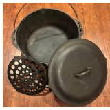 S - Vintage Cast Iron Dutch Oven