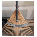 G - True Temper Garden Tools - Shovels & Rakes with Wood & Metal Handles
