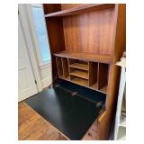 Excellent Condition Mid Century 2-Piece Hutch
