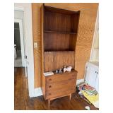 Excellent Condition Mid Century 2-Piece Hutch
