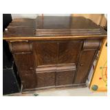 Singer Treadle Sewing Machine in Oak Cabinet Antique 4 Drawer Base