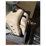 Montgomery Ward Signature Zig Zag Sewing Machine UUR 276 w Case