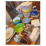 Assorted Plastic Storage Containers & Lids with Doilies - Ziploc Doilies Set