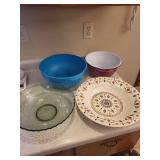 Assorted Plastic Storage Containers & Lids with Doilies - Ziploc Doilies Set