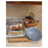 Assorted Plastic Storage Containers & Lids with Doilies - Ziploc Doilies Set