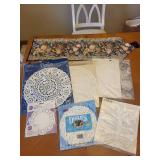 Assorted Plastic Storage Containers & Lids with Doilies - Ziploc Doilies Set