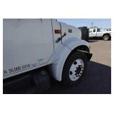 2000 International 4700 T444E 24' Box Truck with Rear Lift - 7.3L Diesel