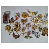 Lot of Floral/Leaf Brooches