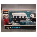 Maisto Design 1:64 Volkswagen Van 'Samba' / Alameda Trailer - 8& Diecast