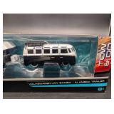 Maisto Design 1:64 Volkswagen Van 'Samba' / Alameda Trailer - 8& Diecast