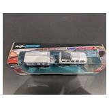 Maisto Design 1:64 Volkswagen Van 'Samba' / Alameda Trailer - 8& Diecast