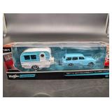 Maisto Design 1:64 1967 VW 1600 Squareback Classic Craft with Trailer 8&
