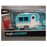 Maisto Design 1:64 1967 VW 1600 Squareback Classic Craft with Trailer 8&