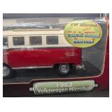 1962 Volkswagen Microbus 1:18 Die Cast Metal Deluxe Edition Fabric Sun-roof