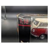 1962 Volkswagen Microbus 1:18 Die Cast Metal Deluxe Edition Fabric Sun-roof