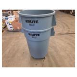 (2) Rubbermaid Brute 44 Gallon Tras...
