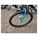 Huffy Trail Runner 22' Trail Bike 16' Turquiose Frame