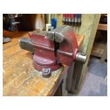 Sturdy Cabinet Work Bench Unit with Vise