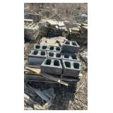 (92) Pallets  flagstone, retaining wall bricks, pavers, steps, wall caps