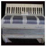 VINTAGE ITALIAN SALANTI PIANO ACCORDION WITH HARD CASE