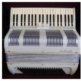 VINTAGE ITALIAN SALANTI PIANO ACCORDION WITH HARD CASE