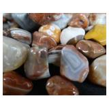 LARGE LOT OF POLISHED AGATES