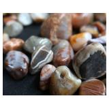 LARGE LOT OF POLISHED AGATES
