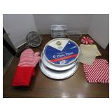 Kitchenwares: 3 hot pads, 1 oven mi...