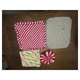 Kitchenwares: 3 hot pads, 1 oven mi...
