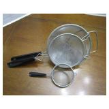 Kitchenwares: 3 hot pads, 1 oven mi...