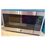 700 WATT GE Appliances Microwave
