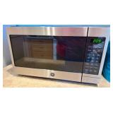 700 WATT GE Appliances Microwave