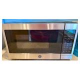 700 WATT GE Appliances Microwave