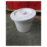 PALLET OF SPECIALTY CONTAINERS WITH LIDS