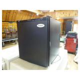 Chefmate Thermoelectric Mini Refrigerator