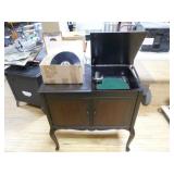 Antique/Vintage Mastercraft Victrola Phonograph in Cabinet