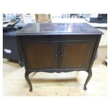 Antique/Vintage Mastercraft Victrola Phonograph in Cabinet