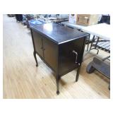 Antique/Vintage Mastercraft Victrola Phonograph in Cabinet