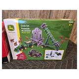 Ertl Red Tractor- Grain Set