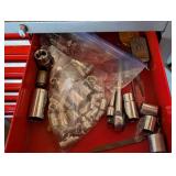 G - Craftsman Rolling Tool Chest 26.5 x 18 x 39 in - Includes Tools