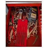 G - Craftsman Rolling Tool Chest 26.5 x 18 x 39 in - Includes Tools