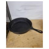 Cast Iron Skillet With Long Handle & Dutch Oven With Lid