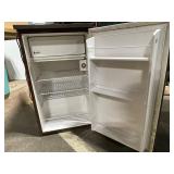 Avanti 489 RC/RA/RW Compact Refrigerator with Top Freezer - 115V