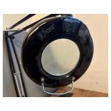 Magnifying circular desk lamp
