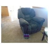 Rocker/Recliner chair. Matches sofas in above lots. As shown. CASH ON SITE ONLY. PICKUP IS TUESDAY MAY 19TH FROM 11 AM TO 4 PM. REGARDLESS WHAT THE SCHEDULE STATES.
