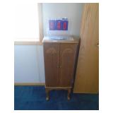 Jewelry box. As shown. CASH ON SITE ONLY. PICKUP IS TUESDAY MAY 19TH FROM 11 AM TO 4 PM. REGARDLESS WHAT THE SCHEDULE STATES.