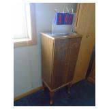 Jewelry box. As shown. CASH ON SITE ONLY. PICKUP IS TUESDAY MAY 19TH FROM 11 AM TO 4 PM. REGARDLESS WHAT THE SCHEDULE STATES.