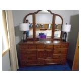 Dresser with mirror. As shown. CASH ON SITE ONLY. PICKUP IS TUESDAY MAY 19TH FROM 11 AM TO 4 PM. REGARDLESS WHAT THE SCHEDULE STATES.